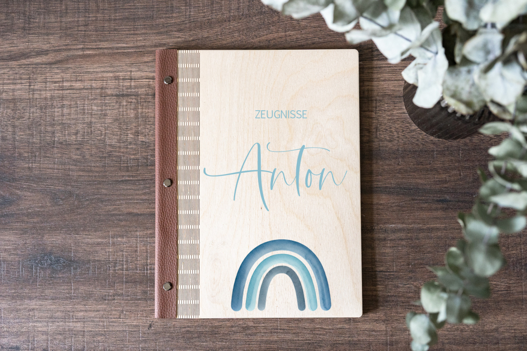 Personalisierte Zeugnismappe mit Holzcover und Kunstleder-Rücken, Regenbogen-Motiv in Blautönen (Beispielname: Anton)